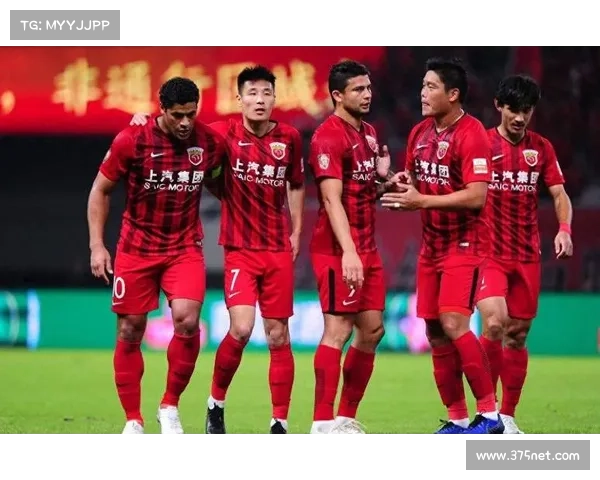恒大与上港激烈对决,两队实力碰撞引发悬念,谁将主宰中超战局 恒大与上港激烈对决,两队实力碰撞引发悬念,谁将主宰中超战局